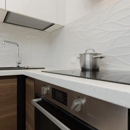 Metro Plocka Warsaw's Wola By Renters Varsovia